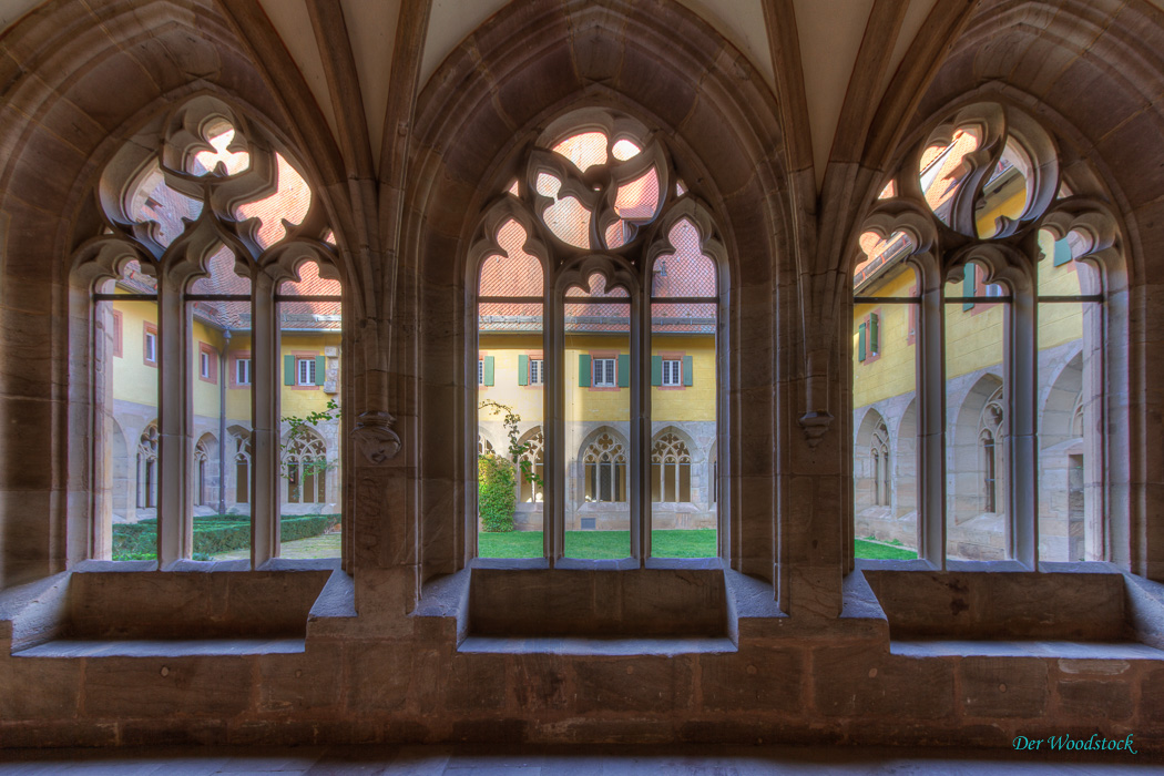 Jedes Fenster im Kreuzgang ist individuell gestaltet und damit ein Einzelstück.